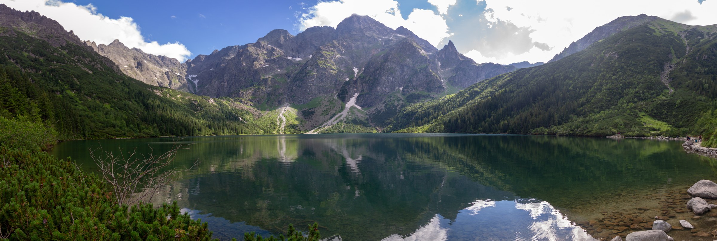 Panorama Morskiego Oka i skalistych szczytów Tatr